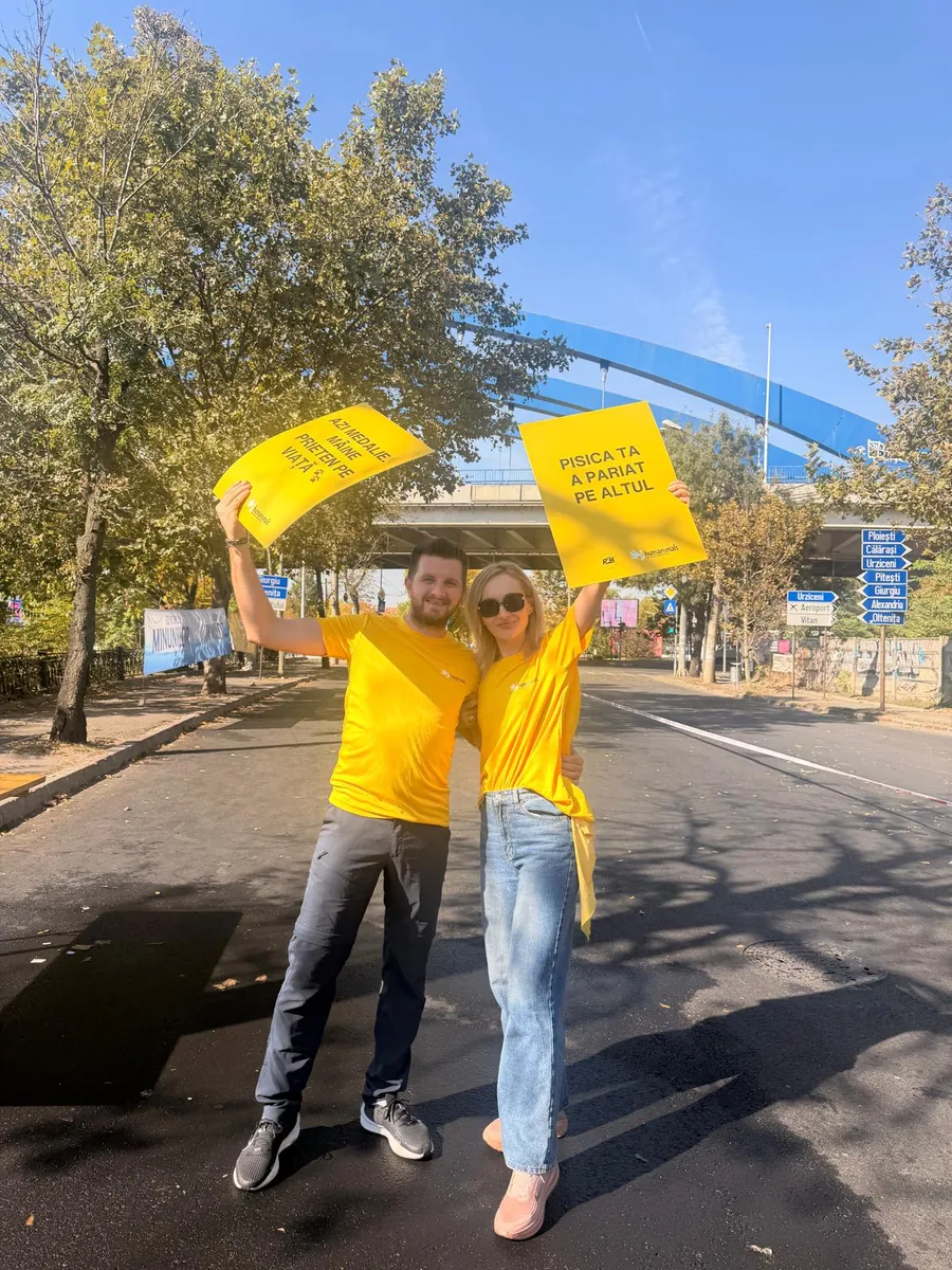 Doi voluntari Humanimals cu pancartele campaniei, la Bucharest Marathon